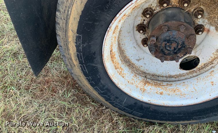 image for item JT9736 2005 Freightliner  Columbia  semi truck