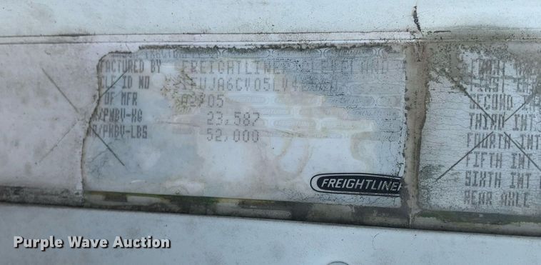 image for item JT9736 2005 Freightliner  Columbia  semi truck