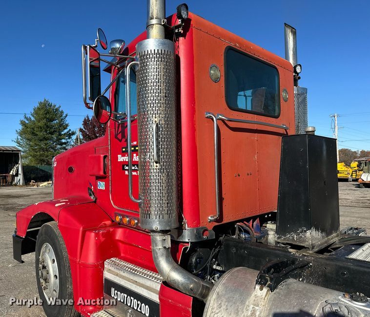 image for item MT9024 1990 Peterbilt 377 semi truck