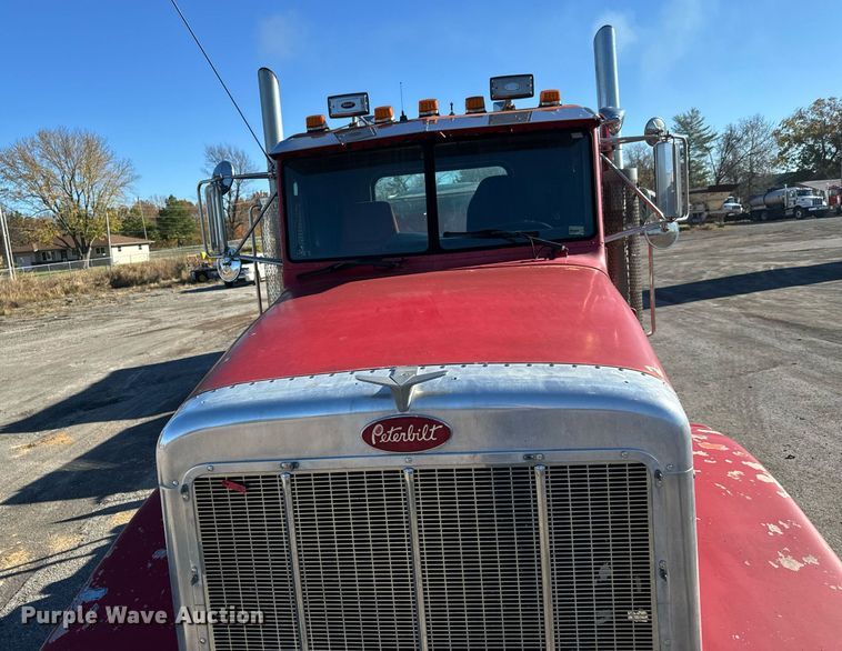 image for item MT9024 1990 Peterbilt 377 semi truck