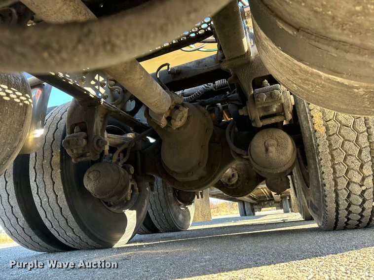 image for item MT9024 1990 Peterbilt 377 semi truck