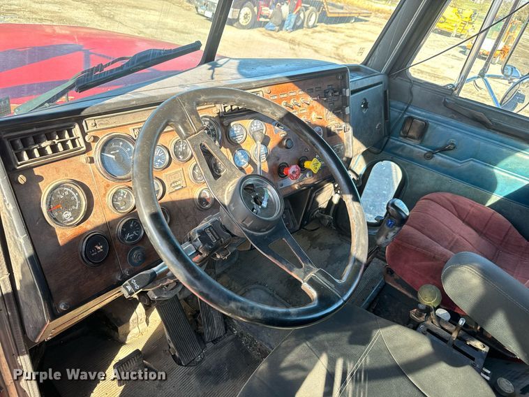 image for item MT9024 1990 Peterbilt 377 semi truck