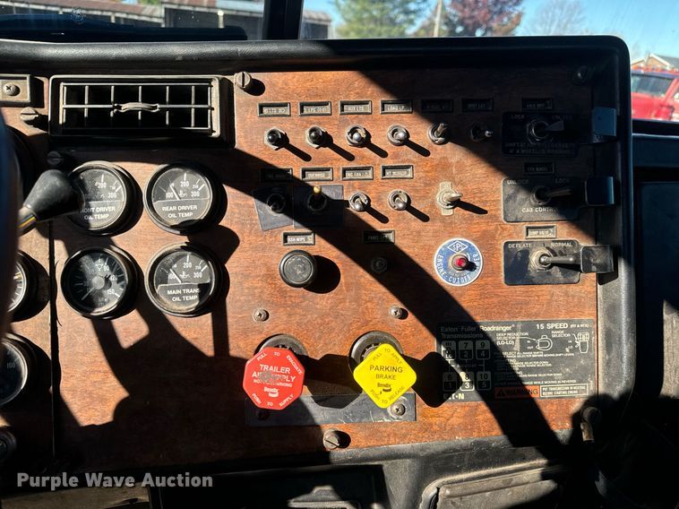 image for item MT9024 1990 Peterbilt 377 semi truck