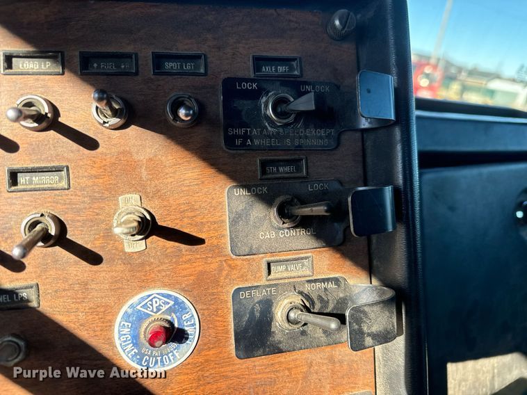 image for item MT9024 1990 Peterbilt 377 semi truck