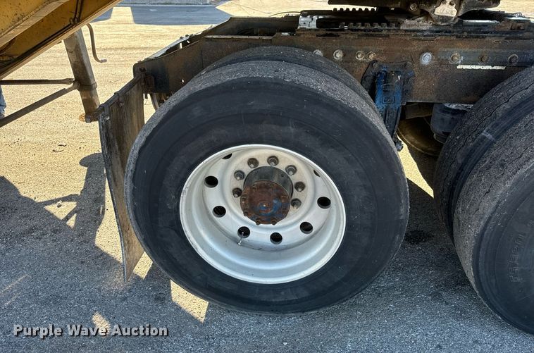 image for item MT9024 1990 Peterbilt 377 semi truck