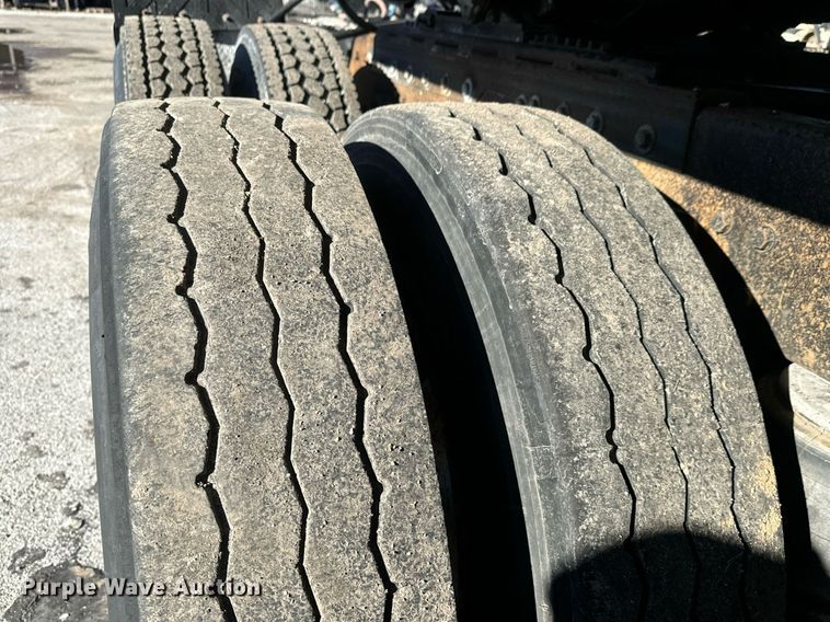 image for item MT9024 1990 Peterbilt 377 semi truck