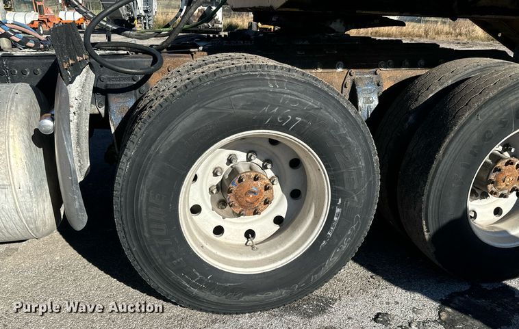 image for item MT9024 1990 Peterbilt 377 semi truck