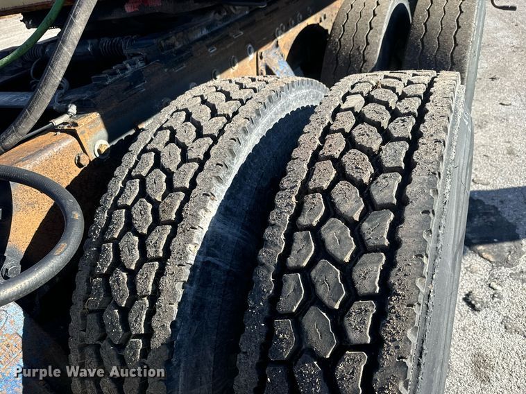 image for item MT9024 1990 Peterbilt 377 semi truck