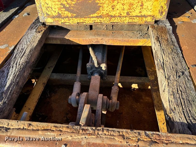 image for item MT9025 1988 Hyster SR35TL drop deck hydraulic tail equipment trailer