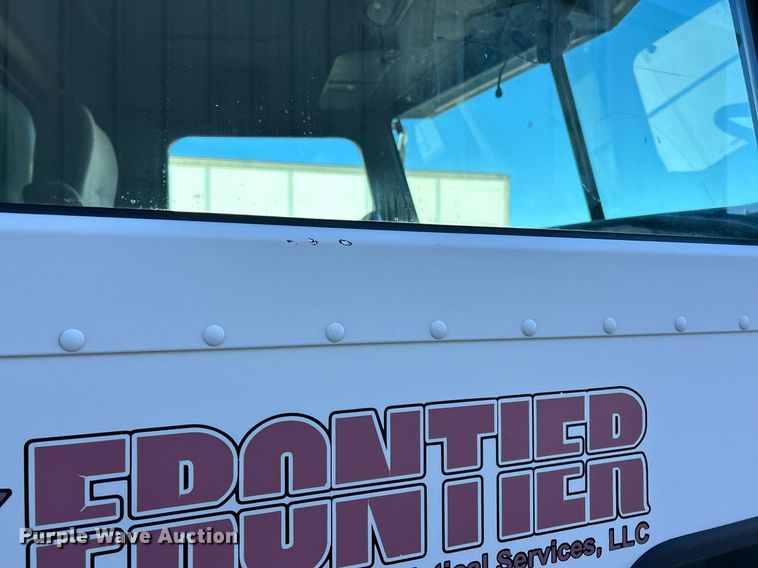 image for item NJ9572 2014 Peterbilt 337 box truck