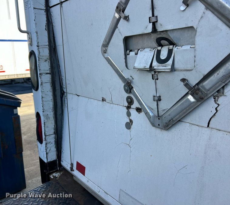 image for item NJ9572 2014 Peterbilt 337 box truck