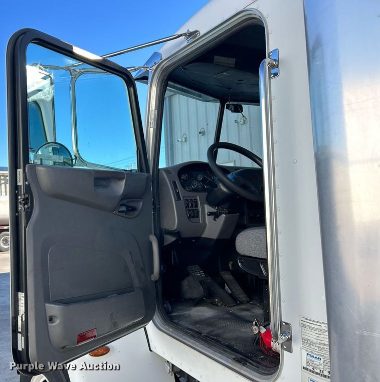 image for item NJ9572 2014 Peterbilt 337 box truck