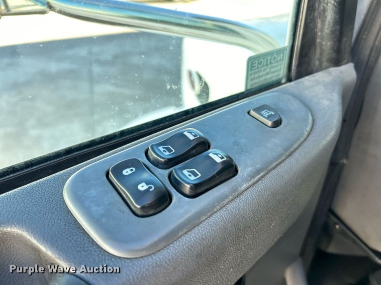 image for item NJ9572 2014 Peterbilt 337 box truck