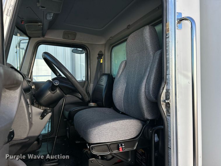 image for item NJ9572 2014 Peterbilt 337 box truck