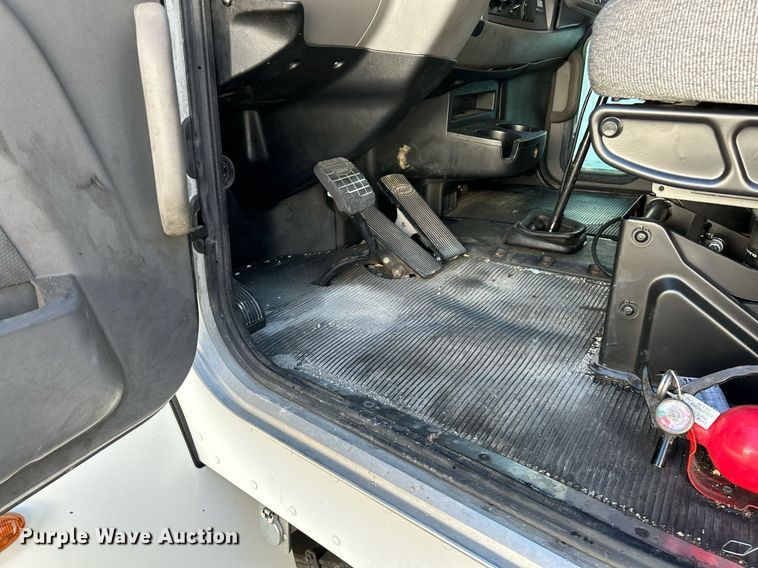 image for item NJ9572 2014 Peterbilt 337 box truck