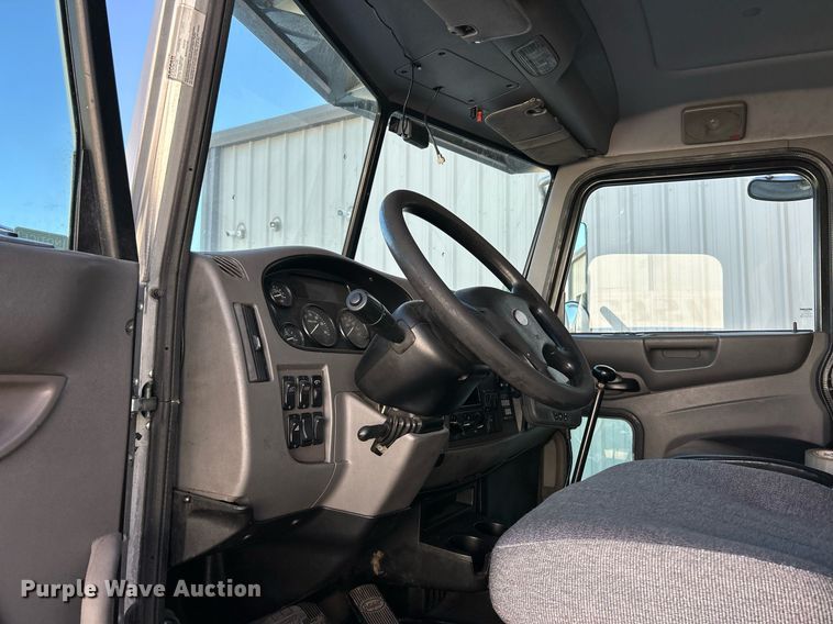 image for item NJ9572 2014 Peterbilt 337 box truck