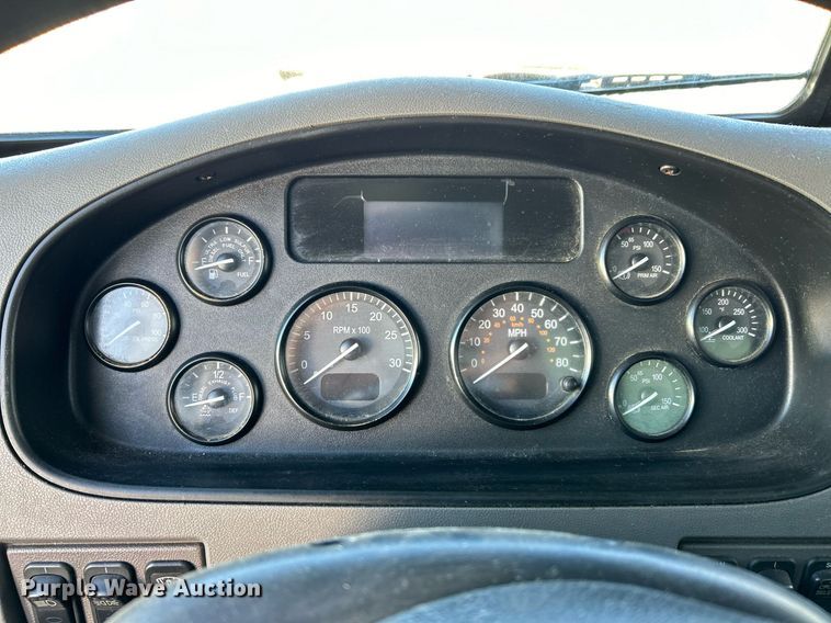 image for item NJ9572 2014 Peterbilt 337 box truck