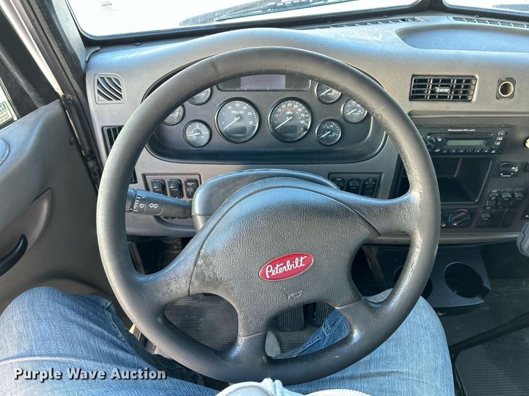 image for item NJ9572 2014 Peterbilt 337 box truck