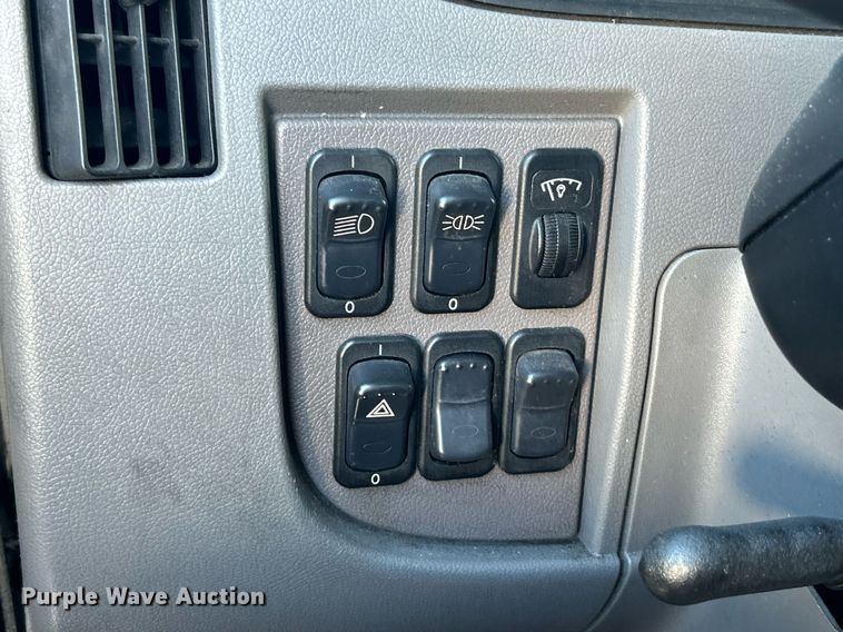 image for item NJ9572 2014 Peterbilt 337 box truck