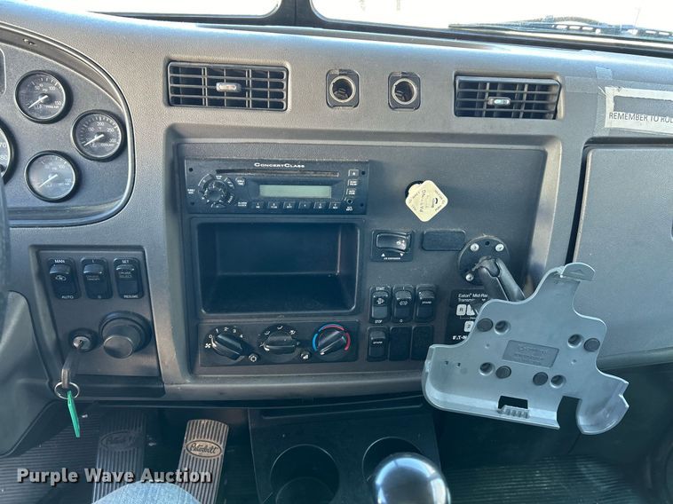 image for item NJ9572 2014 Peterbilt 337 box truck