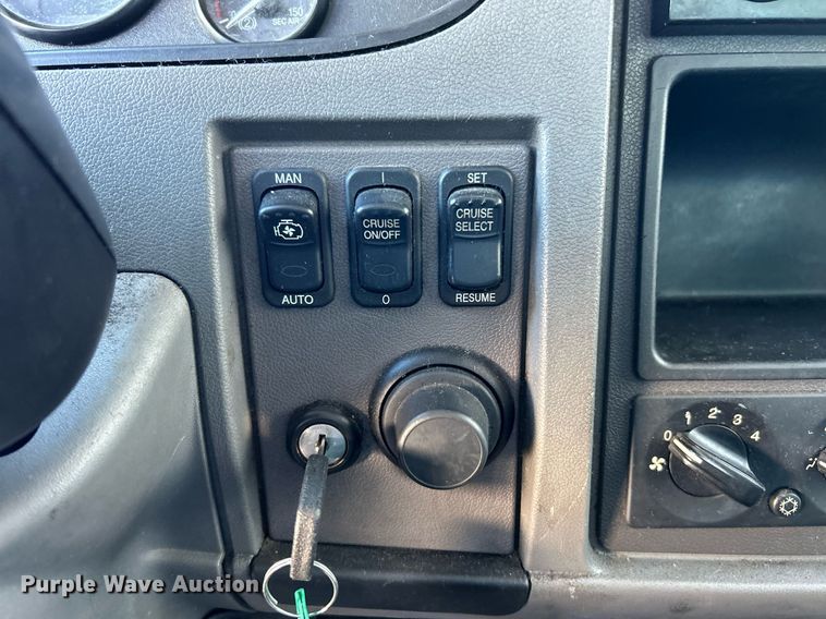 image for item NJ9572 2014 Peterbilt 337 box truck