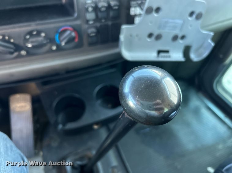 image for item NJ9572 2014 Peterbilt 337 box truck