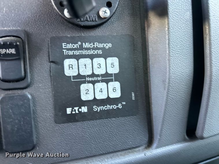 image for item NJ9572 2014 Peterbilt 337 box truck