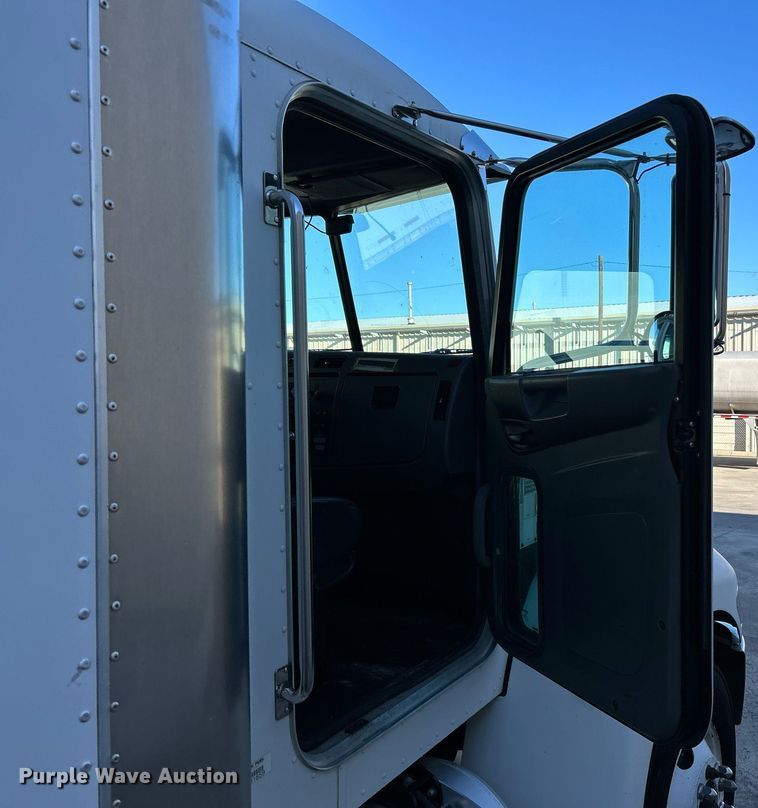 image for item NJ9572 2014 Peterbilt 337 box truck