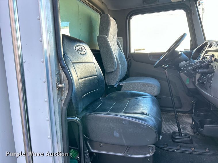 image for item NJ9572 2014 Peterbilt 337 box truck