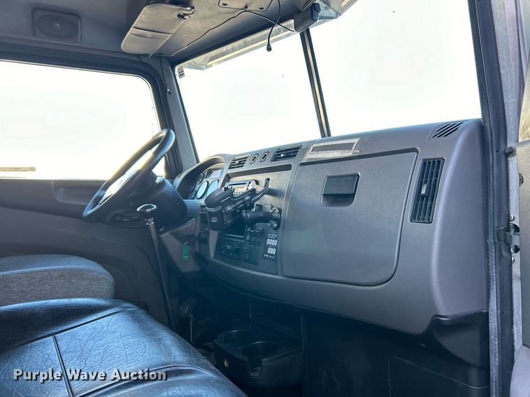 image for item NJ9572 2014 Peterbilt 337 box truck