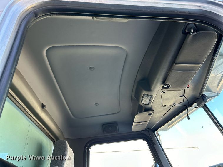 image for item NJ9572 2014 Peterbilt 337 box truck