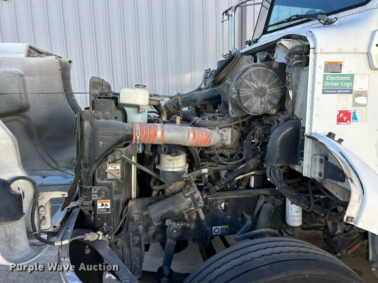 image for item NJ9572 2014 Peterbilt 337 box truck