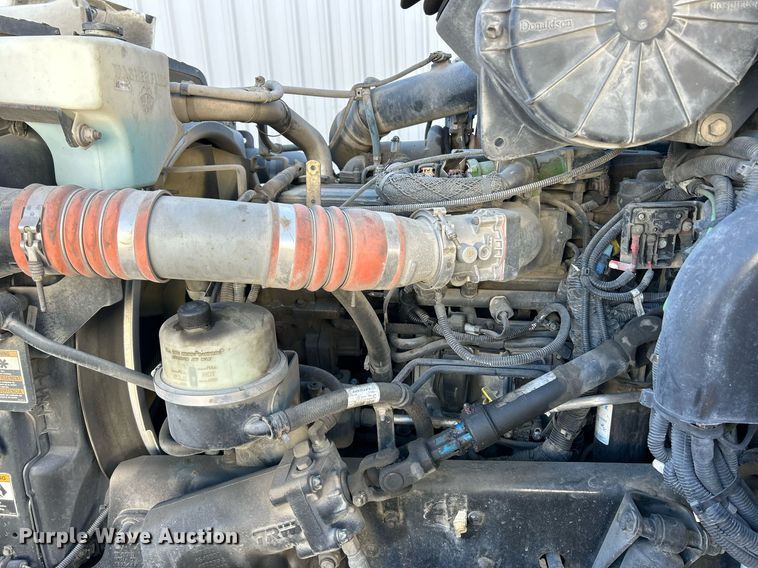 image for item NJ9572 2014 Peterbilt 337 box truck