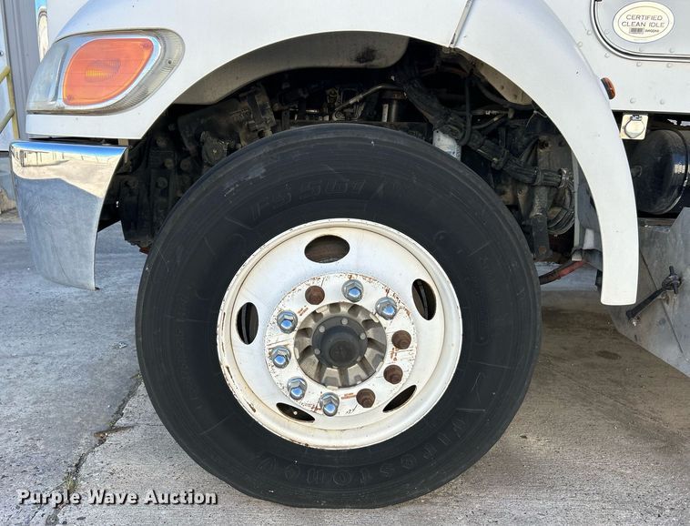 image for item NJ9572 2014 Peterbilt 337 box truck