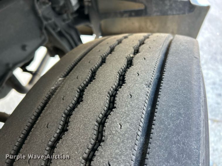 image for item NJ9572 2014 Peterbilt 337 box truck