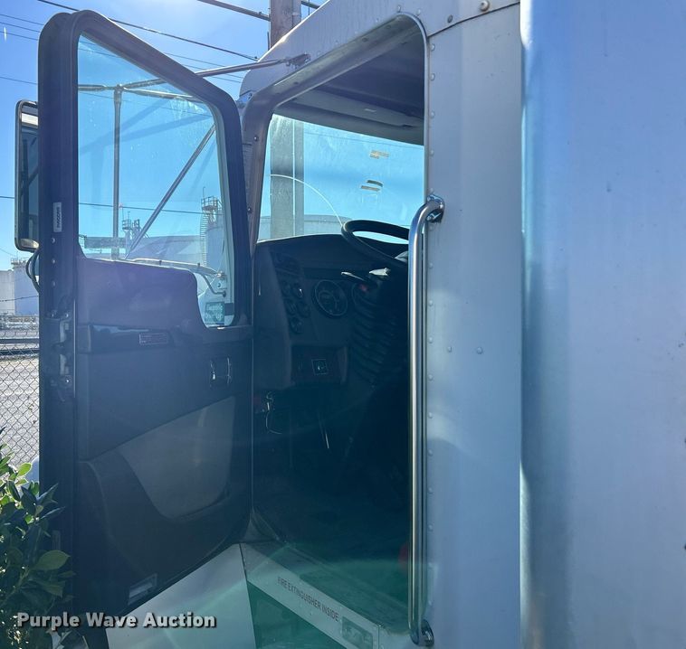 image for item NJ9574 2011 Kenworth T370 box truck