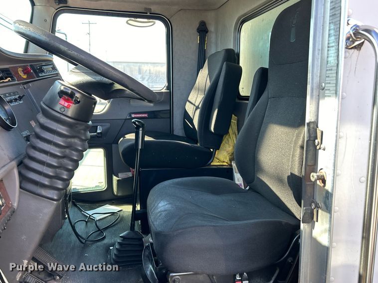 image for item NJ9574 2011 Kenworth T370 box truck