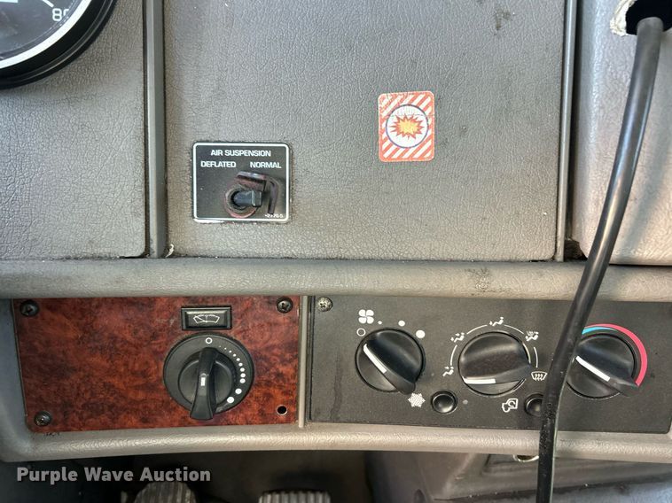 image for item NJ9574 2011 Kenworth T370 box truck