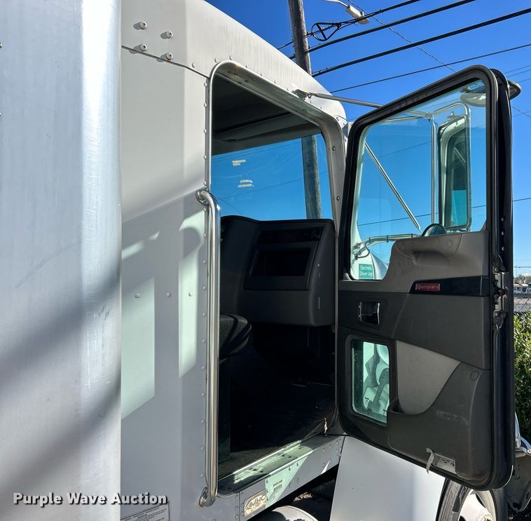 image for item NJ9574 2011 Kenworth T370 box truck