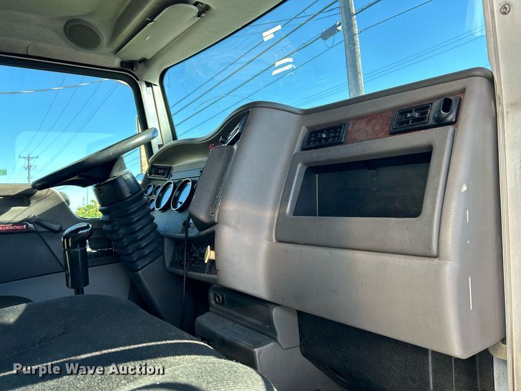 image for item NJ9574 2011 Kenworth T370 box truck