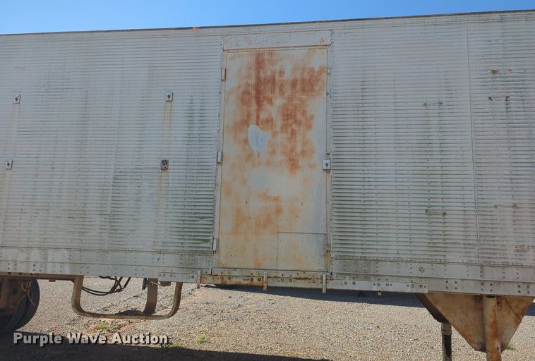 image for item NW9742 1977 Hobbs A8800142E dry van trailer