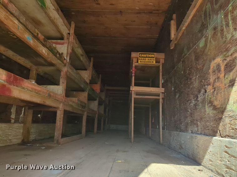 image for item NW9742 1977 Hobbs A8800142E dry van trailer