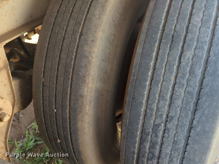 image for item NW9742 1977 Hobbs A8800142E dry van trailer