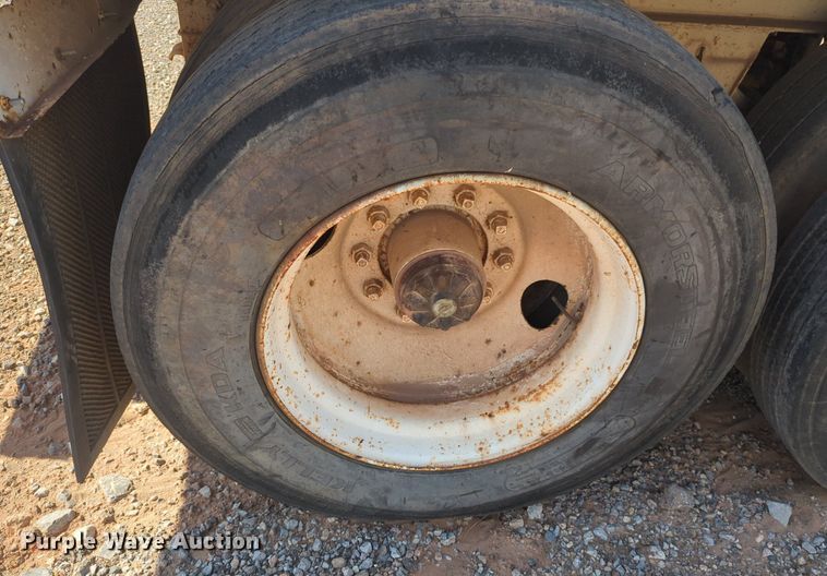 image for item NW9742 1977 Hobbs A8800142E dry van trailer