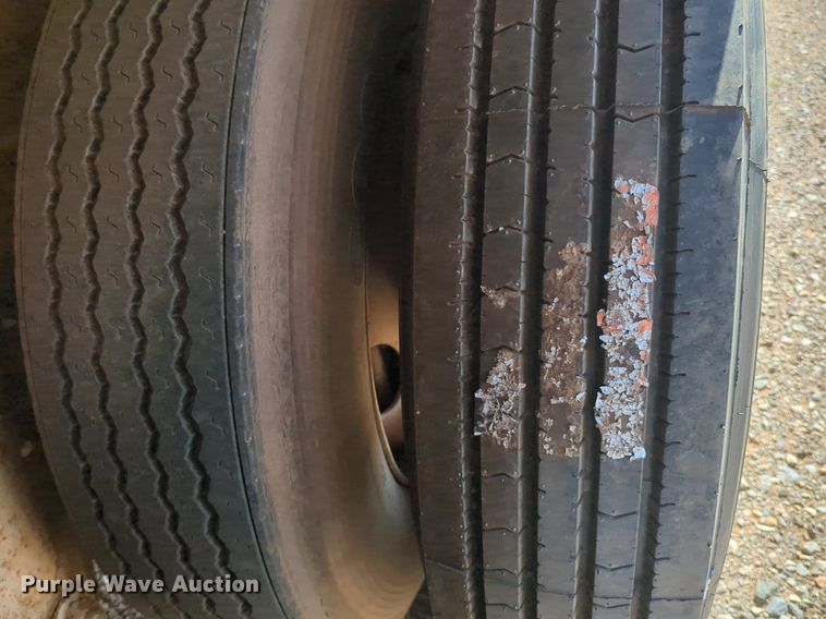 image for item NW9742 1977 Hobbs A8800142E dry van trailer