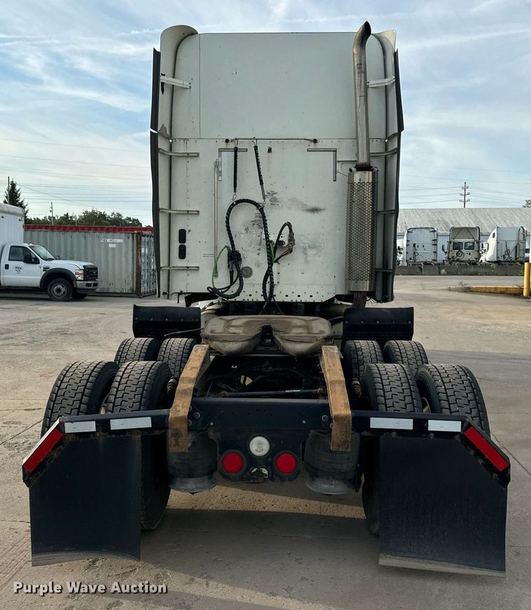 image for item OG9669 2006 Freightliner  Columbia  semi truck