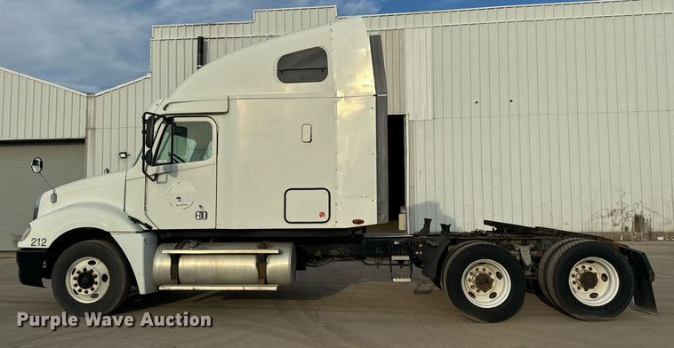 image for item OG9669 2006 Freightliner  Columbia  semi truck