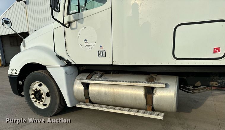 image for item OG9669 2006 Freightliner  Columbia  semi truck