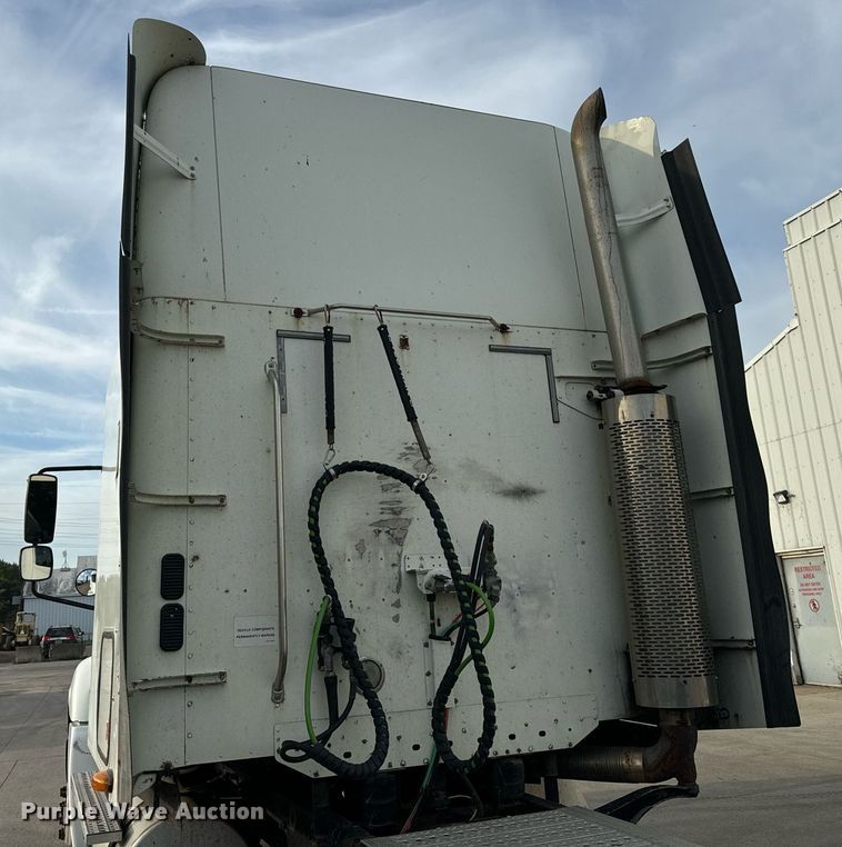 image for item OG9669 2006 Freightliner  Columbia  semi truck