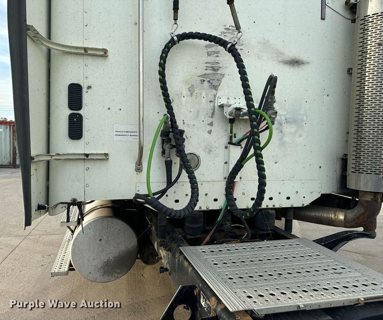 image for item OG9669 2006 Freightliner  Columbia  semi truck